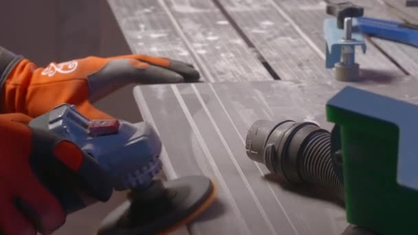 Mens Werk Creatief Toepassing Van Apparatuur Voor Het Dwars Snijden — Stockvideo