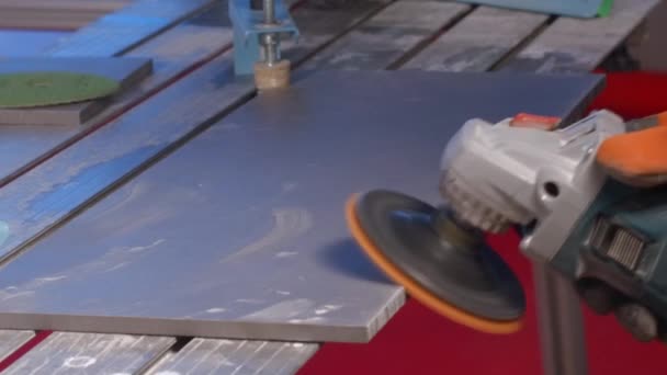 Reparatie Creatief Mens Handen Werken Een Metalen Snijmachine Hoge Kwaliteit — Stockvideo