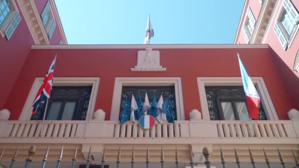 フランス政府の建物 アクション 上から青空に向かって旗を飾った小さな赤い建物 高品質の4K映像 — ストック動画