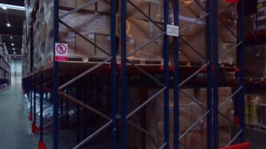 Depoda büyük kutular var. Yaratıcı. Mühürlü kutular, eşyaların saklandığı büyük bir depoda. Yüksek kalite 4k görüntü