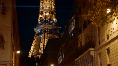 Fransa, Paris - 10 Eylül 2022: Parlayan Eyfel Kulesi. Başla. Paris 'te gece Eyfel Kulesi' nin parıldayan ışıkları. Kule 'nin Paris' teki güzel ışık temsilcisi.