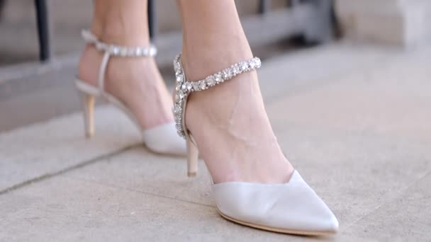 Primer Plano Mujer Zapatos Blancos Con Estilo Acción Zapatos Blancos — Vídeos de Stock