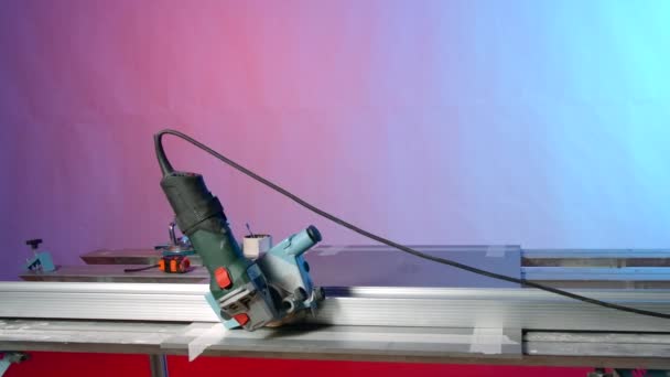 金属板の手動切断のための装置 クリエイティブ 現代の研修会のカーペントリー装置 新しい機械はスタイリッシュな研修会の金属の切断テーブルの上に立っています — ストック動画