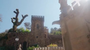 Eski şehrin güzel mimarisi. Başla. Yeşil ağaçlarla kaplı tropikal yerlerde duran büyük kahverengi kuleler. Yüksek kalite 4k görüntü