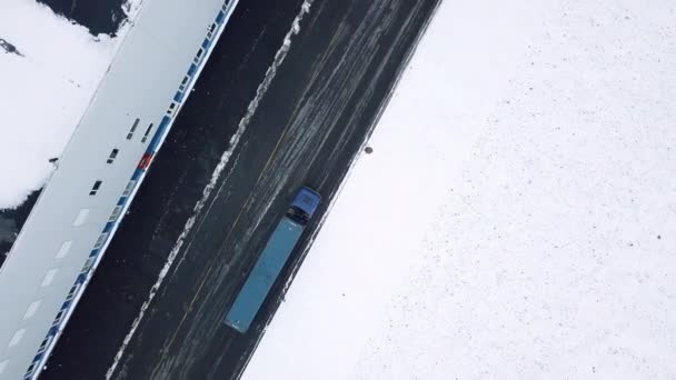 Ein Riesiger Blauer Lkw Bewegt Vogelperspektive Kreativ Winterlandschaft Ein Großes — Stockvideo
