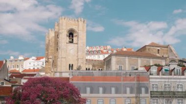 Portekiz, Lizbon - 17 Temmuz 2022: Avrupa 'daki Taş Katedrali. Başla. Eski Avrupa şehrinin merkezindeki ortaçağ katedral kuleleri. Güneşli yaz gününde Lizbon Katedrali. 