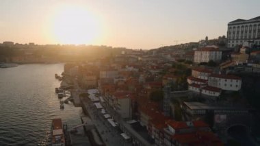 Tepedeki kanalı olan antik şehrin güzel manzarası. Başla. Tarihi şehrin merkezinde gemileri olan deniz kanalı. Tepedeki deniz kanalı ile Avrupa tarihi şehrinin manzarası. 