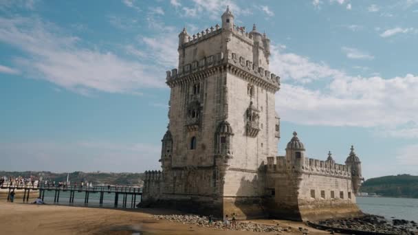 Португалия Лиссабон Июля 2022 Года Средневековая Башня Берегу Реки Начали — стоковое видео