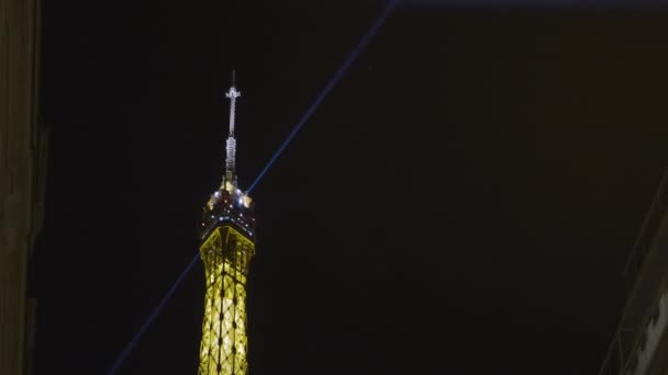 Gece Gökyüzü Arka Planında Işıldayan Bir Kulenin Alçak Açılı Görüntüsü — Stok video