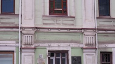 Uzun pencereli eski bir retro konut binasının cephesi. Stok görüntüleri. Mimarlık kavramı