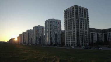 Günbatımı caddesinde yüksek binalar var. Stok görüntüleri. Yeni şehir alanı 