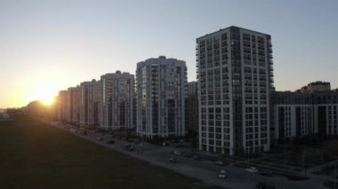 Günbatımı caddesinde yüksek binalar var. Stok görüntüleri. Yeni şehir alanı 