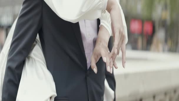 Танцююча Радісна Пара Дія Красива Брюнетка Білій Сукні Наречена Сміються — стокове відео