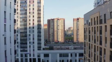 Yeni inşa edilmiş evlerin ve parlayan güneşin altında bir şehir sokağının havadan görünüşü. Stok görüntüleri. Kentleşme kavramı 