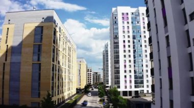 Bir yaz gününde yerleşim bölgesi. Stok görüntüleri. Güneşli hava ve mavi bulutlu gökyüzü evlerin arkasında.