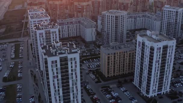 从空中俯瞰城市石林 库存录像 有许多多层房屋的街道 — 图库视频影像