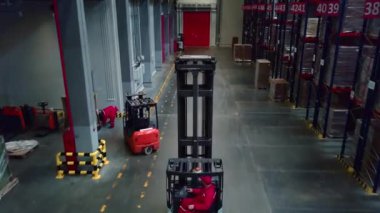 Sırbistan - Belgrad, 10.12.2022: Depoda sürekli iş akışı. Yaratıcı. İnsanları mallarla koşturup daha fazla ulaşım için farklı raflara koyuyorlar. Yüksek kalite 4k görüntü