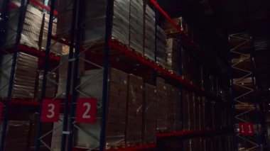 Sırp - Belgrad, 10.12.2022: Kocaman bir paket deposu. Yaratıcı. Mühürlü raflarla dolu büyük raflar. Yüksek kalite 4k görüntü