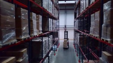 Sırbistan - Belgrad, 10.12.2022: Sıkı çalışma. Yaratıcı. Büyük kapalı paketleri olan büyük dolaplar ve özel makineler üzerinde çalışan işçilerin hareketi. Yüksek kalite 4k görüntü