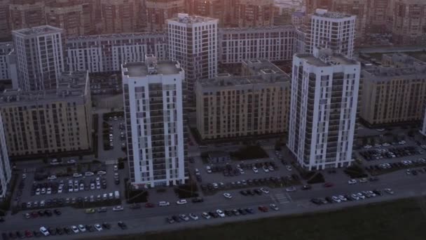 从空中俯瞰城市石林 库存录像 有许多多层房屋的街道 — 图库视频影像