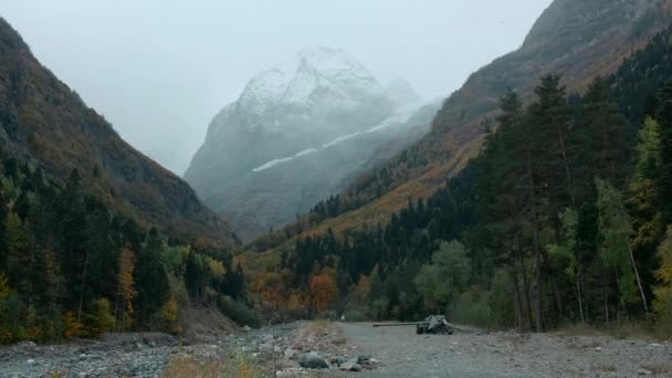 Wielkie Wysokie Góry Kreatywny Ogromne Wzgórza Pokryte Śniegiem Porośnięte Zielonymi — Wideo stockowe