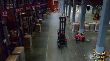 Sırbistan - Belgrad, 10.12.2022: Depoda sürekli iş akışı. Yaratıcı. İnsanları mallarla koşturup daha fazla ulaşım için farklı raflara koyuyorlar. Yüksek kalite 4k görüntü