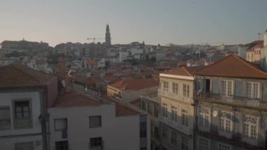 Kırmızı çatıları olan antik şehrin güzel manzarası. Başla. Sabah güneşinde eski bir Avrupa şehri. Yazın kırmızı çatıları olan eski bir kasabada sabah. 