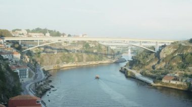Taşlı nehir ve köprü manzarası. Başla. Kayalık Kanyon ve Köprü 'de nehir olan bir kasaba. Buharlı gemi nehir boyunca yol alır. Kayaların ve eski şehrin üzerinden köprü geçer.. 