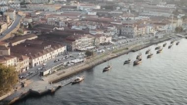 Portekiz, Lisbon- 29 Temmuz 2022: Yazın antik kentin yatlarıyla birlikte liman manzarası. Başla. Sabah güneşinde yatları olan antik Avrupa şehrinin güzel kıyıları. Yat hattı açıklarında.