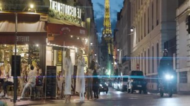 Paris-Fransa, 12.10.2022: Motor. Mimari, fener ve yürüyen turist manzaralı şık bir Avrupa şehrinin gece sokakları. Yüksek kalite 4k görüntü