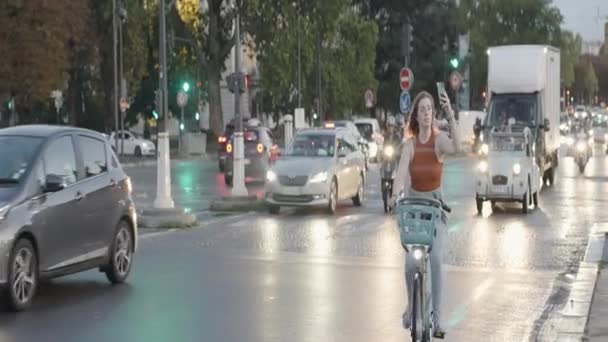 Paris France 2022 European Landscape 多雨的城市 交通繁忙 骑自行车和过河的桥梁 高质量的4K镜头 — 图库视频影像
