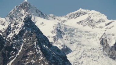 Alpler kar ve buzla kaplı soğuk dağ tepeleri. Yaratıcı. Kış sakin doğa