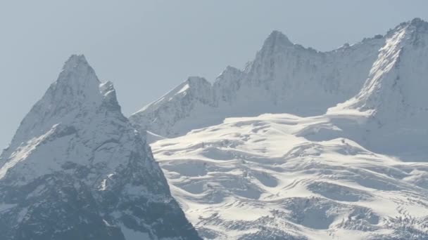 空中俯瞰着覆盖着陡峭山峰的令人惊叹的高山 冬季阳光明媚的山脉 — 图库视频影像