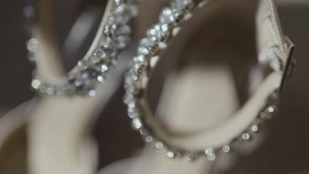 优雅的仪式鞋 新娘用的鞋和莱茵石 女新米色鞋子的近身 — 图库视频影像