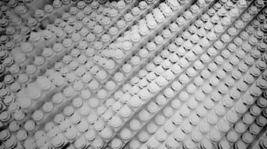 Tek renkli karolar uzun sıra şeritler üzerinde sallanıyor. Tasarım. Siyah beyaz dalgalanan plastik çizgiler