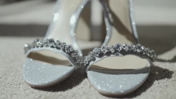 优雅的仪式鞋 新娘用的鞋和莱茵石 女新米色鞋子的近身 — 图库视频影像