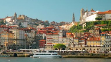 Güneşli yaz gününde insanlarla ve antik şehirlerle kanal manzarası. Başla. Deniz kanalı kıyısındaki eski, parlak bir kasaba. Güneydeki antik kentin setinde turist teknesi. 