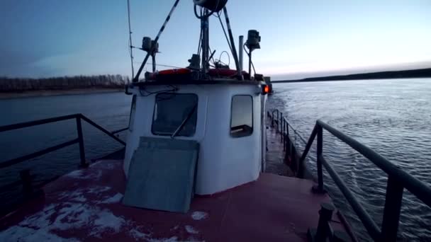 釣りのボートの列にバージ クリップ ボートは曇ったトワイライトで貨物を積んだバージを運ぶ 冬の朝に川に浮かぶボートとバージ — ストック動画