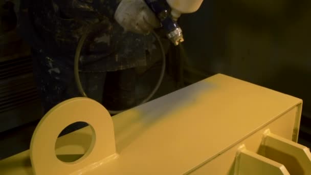 工业部分的绘画 工业厂房大型铁件喷漆 在工厂用油漆涂敷零件以防止腐蚀 — 图库视频影像
