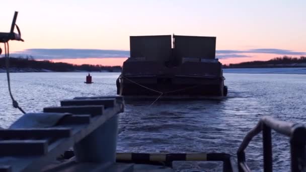 Φορτηγό Ρυμουλκό Ψαρόβαρκα Κλιπ Σκάφος Μεταφέρει Φορτηγίδα Φορτίο Στο Συννεφιασμένο — Αρχείο Βίντεο