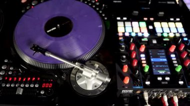 Berlin - Almanya, 6 Aralık 2022: karıştırma konsolunda ses teknisyeninin elleri. - Sanat. Ses tasarımcısının çalışması 