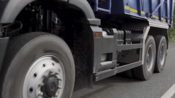 Släpvagn Kör Vägen Plats Lastbil Som Transporterar Gods Mot Bakgrund — Stockvideo