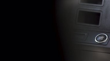 Bir kamyon ya da aracın içini kapatın. Sahne. Erkek el arabayı çalıştırıyor.