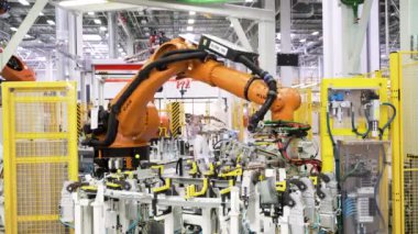 Berlin - Almanya, 6 Aralık 2022 Modern fabrika, zaman ayarlı etki. Sahne. Otomatik üretim hattı, robotik silahlar, endüstriyel arka plan