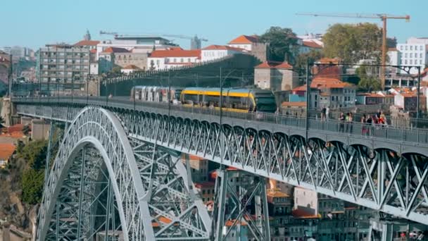 Piękny Widok Miasto Mostem Metrem Akcja Krajobraz Miasta Letniego Mostem — Wideo stockowe