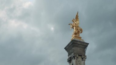 Fransa, Paris - 28 Haziran 2022 Altın At Heykeli. Başla. Paris Köprüsü 'nün kaidesindeki altın heykel. Bulutlu bir günde Paris 'teki 3. Alexander Köprüsü' nde altın heykel.