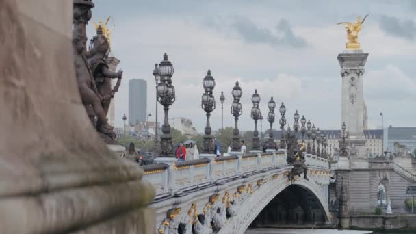 2022年6月28日 古桥上的金像 巴黎大桥基座上的黄金雕塑 多云的巴黎亚历山大三世桥上的金像 — 图库视频影像