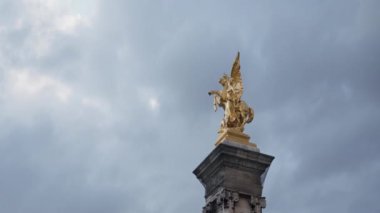 Fransa, Paris - 28 Haziran 2022 Altın At Heykeli. Başla. Paris Köprüsü 'nün kaidesindeki altın heykel. Bulutlu bir günde Paris 'teki 3. Alexander Köprüsü' nde altın heykel.