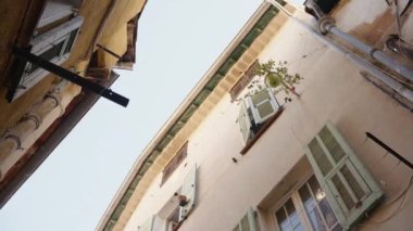  Güneşin altında küçük dekore edilmiş evler. Başla. Açık pencereli yeşil çiçekler ve parlayan parlak renkli evler. Yüksek kalite 4k görüntü