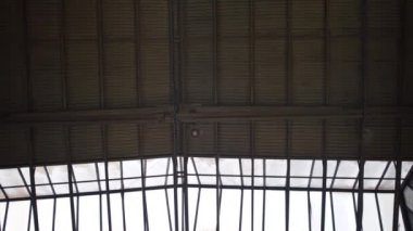 Depo tavanının alt manzarası. Şarjör. Pencereli sanayi odası tavanı. Metal depo gövdesiyle tavanda pencereler. 